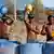 Indien Hitzewelle Arbeiter kühlen sich mit Wasser ab