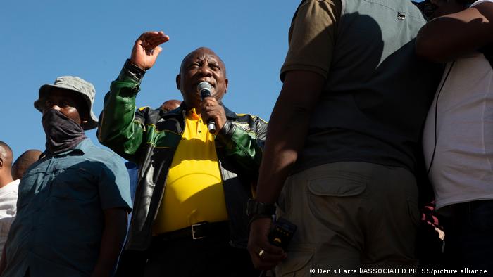 Südafrika Präsident Cyril Ramaphosa spricht auf einer Maikundgebung zu verärgerten Bergarbeitern