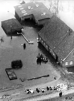 Ein überfluteter Bauernhof in der Nähe von Hamburg. Die folgenschwerste Naturkastrophe in der Geschichte der Bundesrepublik (hier am 21.2.62)