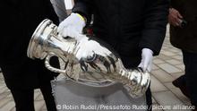 1.2.2022, Deutschland, Stuttgart, 01.02.2022, Fussball, UEFA Euro 2024 Week in Stuttgart: EM Pokal Trophäe Feature vor dem Stuttgarter Rathaus. Foto: Robin Rudel