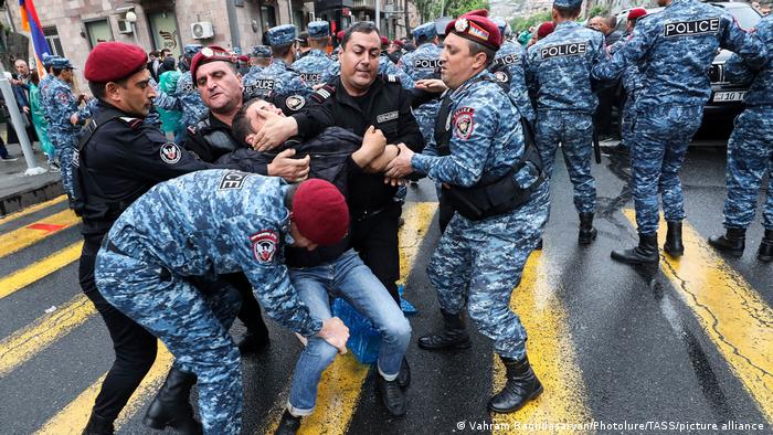 Armenische Sicherheitskräfte in Eriwan gehen rigoros gegen Demonstranten vor 