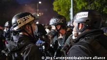 Fotojournalisten tragen bei der «Revolutionären 1. Mai-Demonstration» auf dem Oranienplatz Helme mit der Aufschrift Presse. Rund 14.000 Menschen beteiligten sich nach Schätzungen der Polizei an der Demonstration linker und linksradikaler Gruppen.