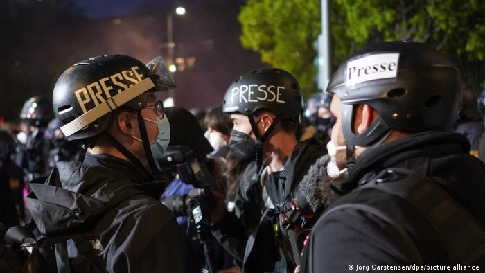 Fotojournalisten tragen bei der Revolutionären 1. Mai-Demonstration in Berlin Helme mit der Aufschrift Presse