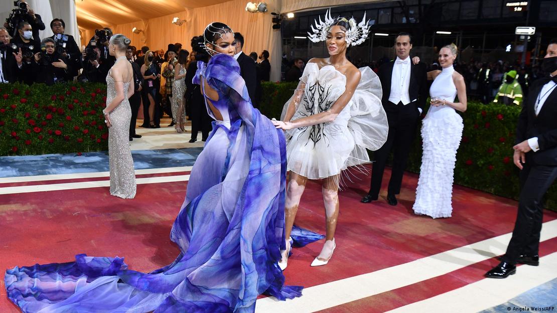 La modelo canadiense Winnie Harlow y la cantautora Teyana Taylor posan para los fotógrafos en su llegada a la Gala Met 2022. La modelo canadiense Winnie Harlow y la cantautora Teyana Taylor posan para los fotógrafos en su llegada a la Gala Met 2022.