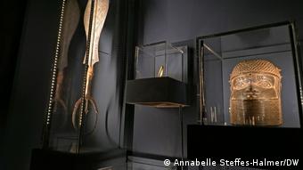 View of the showcases of the exhibition.  On the left the sword Eben, on the far right a sculpture of a king's head.