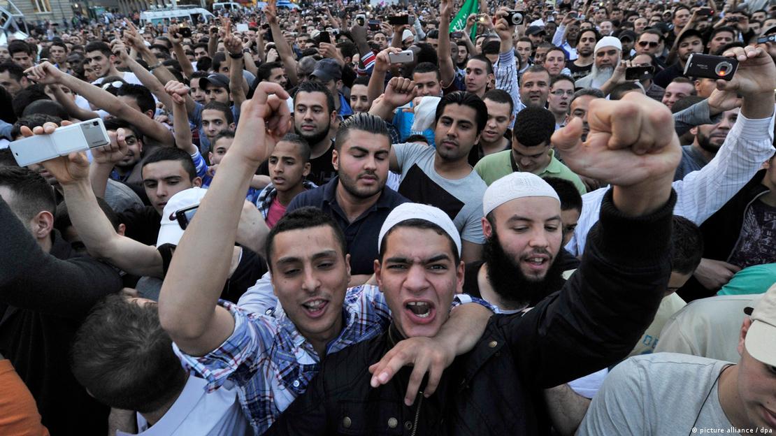 Yunus Emre S.'nin de etkilendiğini söylediği radikal İslamcı selefi Pierre Vogel adlı vaizin etkinliklerine 2010-2011'lerde yüksek katılım oluyordu. Onlardan biri