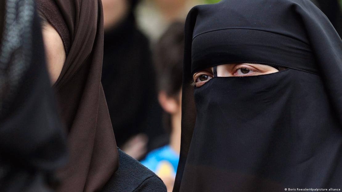 Almanya'dan Suriye ve Irak'a giderek İŞİD ve El kaide ile onlara yakın örgütlere katılanların yüzde 25'ini kadınlar ve genç kızlar oluşturdu