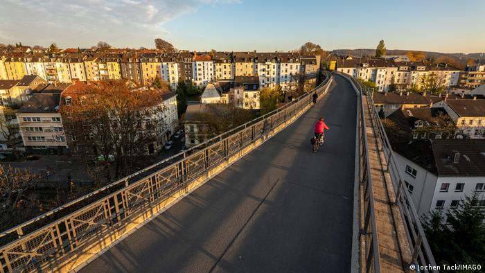 Deutschland Radweg Nordbahntrasse Ein Radfahrer fährt über eine Rad-
Überführung