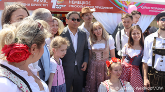Мэр Алматы Ерболат Досаев (на фото в центре) на праздновании Дня единения народов Казахстана