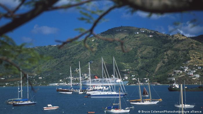 Las Islas Vírgenes, ubicadas al Este de Puerto Rico, son parte de las Antillas Menores, en el mar Caribe