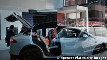 4.4.2019, NEW YORK, NY - APRIL 04: Tesla vehicles are displayed in a showroom in Manhattan on April 04, 2019 in New York City. Tesla announced a first quarter 31% drop in vehicles that were delivered to customers compared to the prior quarter. The news caused the stock to drop approximately 8%. (Photo by Spencer Platt/Getty Images)