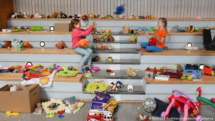 Девочки и игрушки в пункте размещения беженцев в Биттерфельд-Вольфене