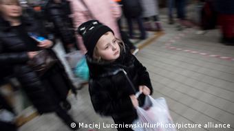 Маленькая девочка-беженка из Украины в Польше