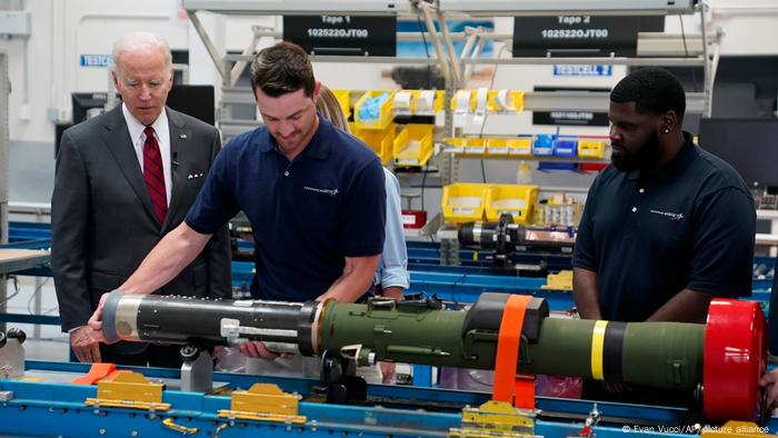Ein Mitarbeiter zeigt Präsident Joe Biden, wie eine Anti-Panzer-Rakete funktioniert Ein Mitarbeiter zeigt Präsident Joe Biden, wie eine Anti-Panzer-Rakete funktioniert