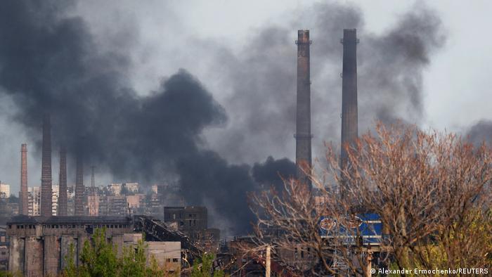 Rauch über dem Stahlwerk von Azovstal in Mariupol 