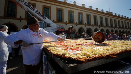 Argentinische Köche kreieren in Lujan die größte neapolitanische Milanesa.