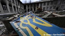 Godło Ukrainy w ruinach zbombardowanej szkoły w Bohdaniwce w obwodzie zaporoskim