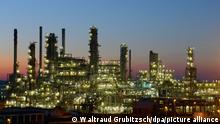ARCHIV - Ein Teil der Anlagen der Total- Erdölraffinerie in Leuna (Sachsen-Anhalt) vor der untergehenden Sonne, aufgenommen am 12.03.2014. In der Raffinerie werden täglich rund 30.000 Tonnen Rohöl, vorwiegend aus Russland, verarbeitet. Foto: Waltraud Grubitzsch/dpa (Zu dpa Pro & Kontra Wem nutzt die Mini-Inflation - und wem schadet sie?) +++(c) dpa - Bildfunk+++