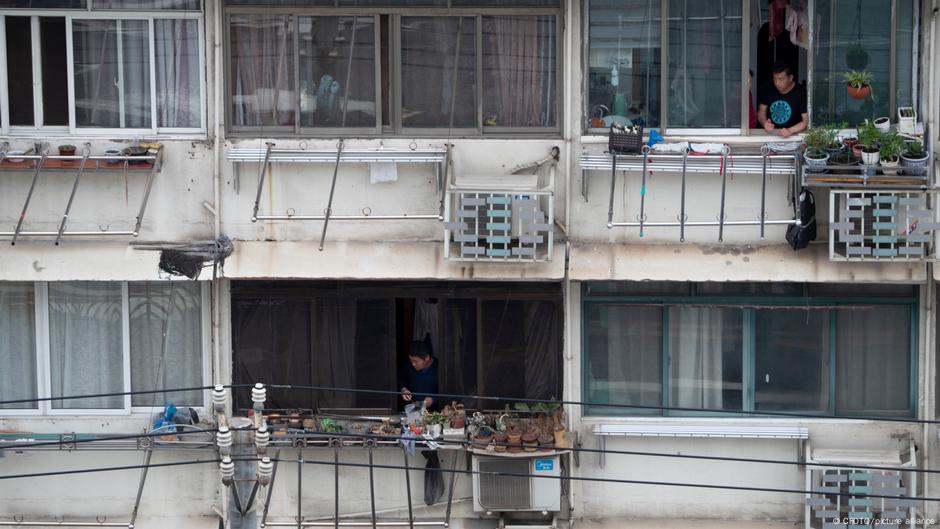 Coronavirus: Shanghai residents evade censors to expose life during lockdown – DW (English)