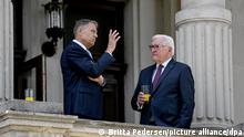 Bundespräsident Frank-Walter Steinmeier (r) trifft den Präsidenten von Rumänien, Klaus Iohannis, im Schloss Cotroceni, dem Amtssitz des Präsidenten. Auf der Reise soll es u.a. um die Auswirkungen des russischen Angriffskriegs in der Ukraine auf die europäischen Nachbarländer gehen.