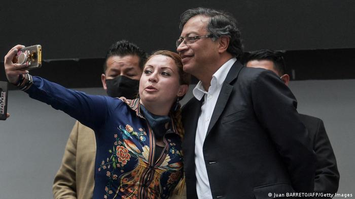 Bogota | Kolumbien | Präsidentschaftskandidat Gustavo Petro mit einer Anhängerin