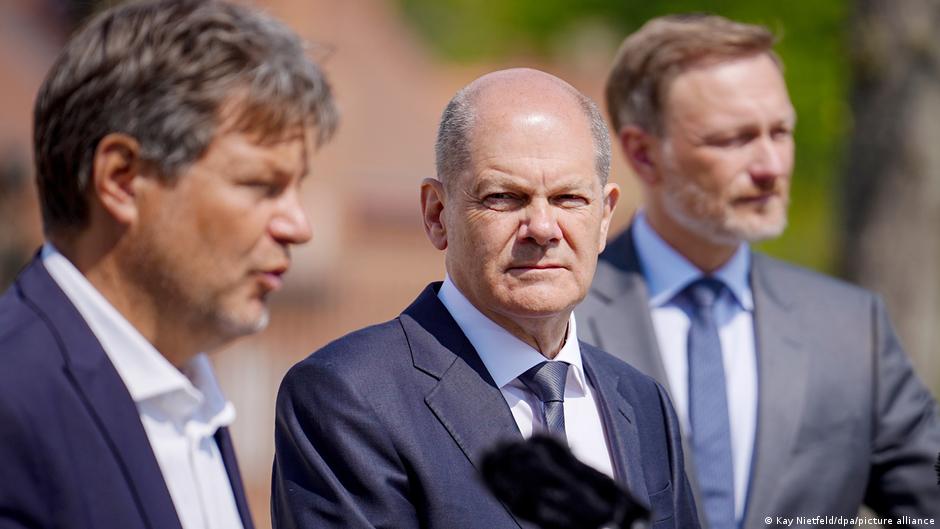 Lideri vladajuće koalicije, Habek (Zeleni), Šolc (SPD) i Lindner (FDP) zabrinuti nakon presude iz Karlsruea