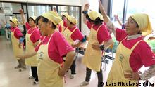Ernährungsberaterinnen, sogenannte shokkai-san, bei gemeinsamen Fitnessübungen am 08.06.2016 in Nagano (Japan). Um die Bewohner in der Region aufzuklären und gesündere Essgewohnheiten beizubringen, gehen diese Beraterinnen in Schulen und Gemeindezentren und klären über gesundes Kochen auf. Foto: Lars Nicolaysen/dpa (zu dpa Japans graue Turnschuhgeneration - Senioren als Retter der Wirtschaft vom 18.07.2016) ++ +++ dpa-Bildfunk +++