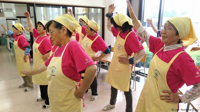 Senioren als Retter der Wirtschaft: Eine Gruppe älterer Japanerinnen, die über die Rente hinaus als Ernährungsberaterinnen arbeiten, macht gemeinsam Gymnastik, um sich fit zu halten. 