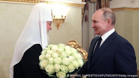 Рускиот претседател Владимир Путин и патријархот Кирил се поздравуваат