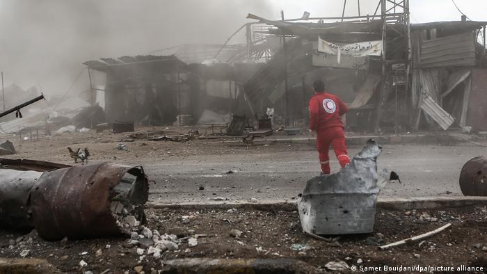 El ataque, que dejó 43 personas muertas, fue llevado a cabo por al menos un helicóptero del ejército sirio, que lanzó dos barriles de gas tóxico sobre la ciudad durante la guerra. El uso de armas químicas en Duma es inaceptable y constituye una violación del derecho internacional, dijo la Organización para la Prohibición de Armas Químicas (OPAQ) (27.01.2023).