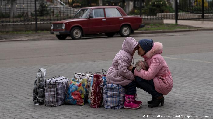 Eine Mutter umarmt ihre Tochter, während sie auf einen Bus warten, um aus der Stadt Slowjansk zu fliehen (Archiv)