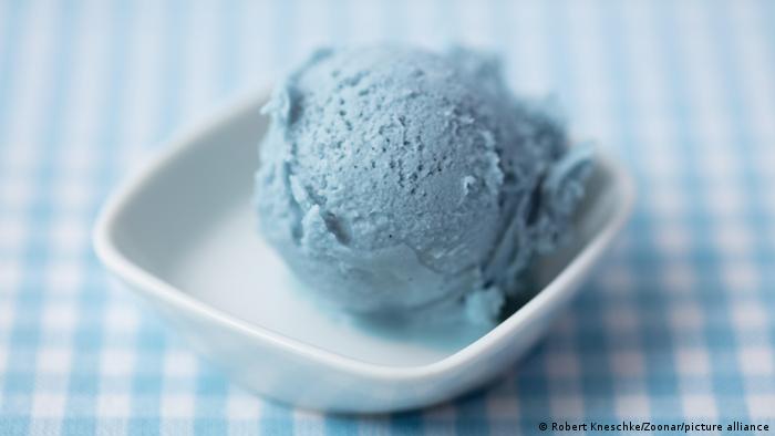 Los alimentos de color azul, como este helado, pueden despertar el interés de los niños.
