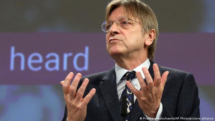 Guy Verhofstadt at a press briefing