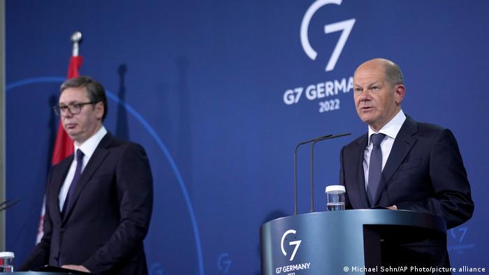 German Chancellor Olaf Scholz (r) and Serbian Prime Minister Aleksandar Vucic (l) during a press conference in Berlin 