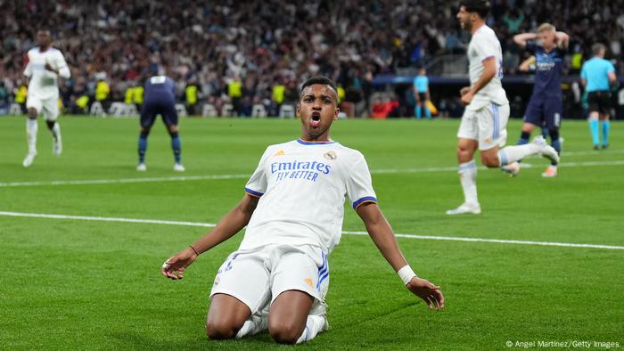 El brasileño Rodrygo festeja su segundo gol del encuentro, a minutos de haber entrado a la cancha