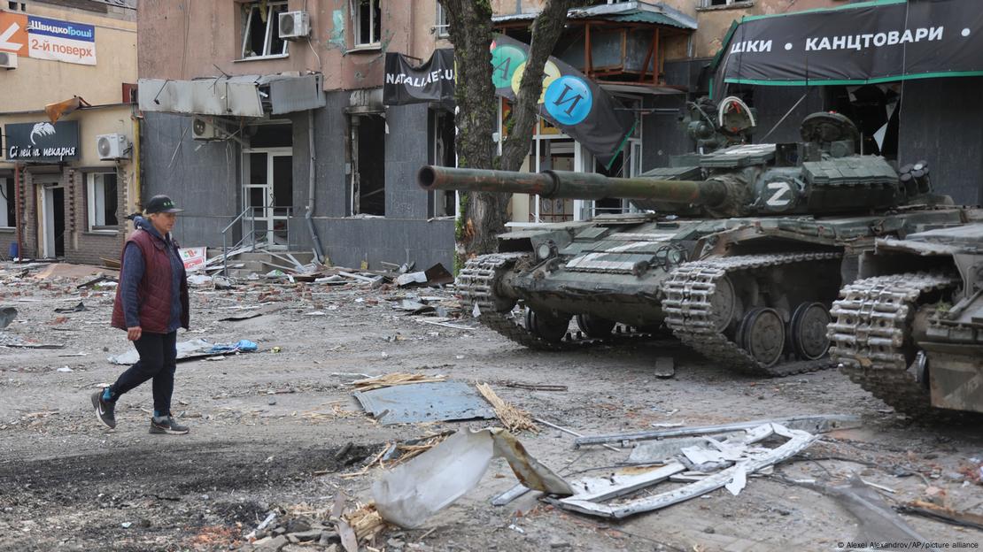 Tanques russo em rua cheia de escombros de Mariupol