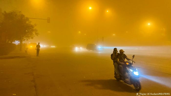 Дебел слој портокалова прашина ги прекрива улиците и возилата, а продира и во куќите во Багдад. Овие денови Ирак повторно е погоден од песочна бура. Многу луѓе се обратиле во болниците за лекарска помош поради проблеми со дишењето, а песочната бура предизвика и проблеми во сообраќајот. Метеоролозите прогнозираат дека вакви бури ќе се случува сѐ почесто, поради сушата и дезертификацијата.