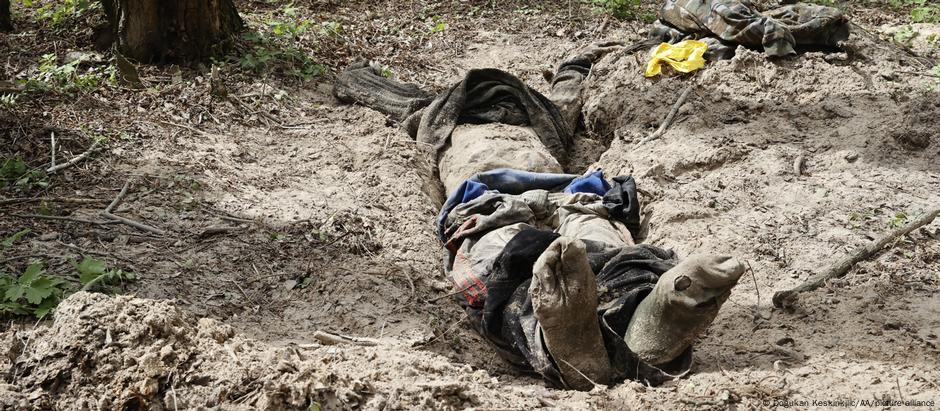 Em Bucha, centenas de corpos foram encontrados após a saída das tropas russas