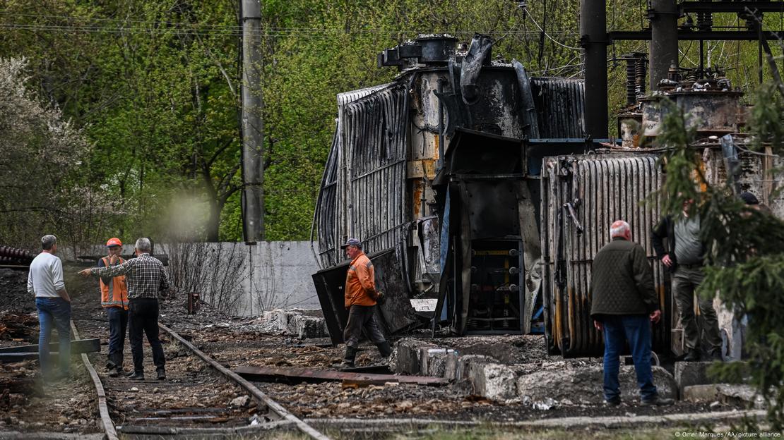 Lviv'de Rus füzesiyle vurulan bir elektrik trafosu