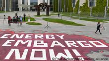 04.05.2022 Energy Embargo now steht mit Kreide geschrieben auf dem Boden am Bundeskanzlermt. Dort trafen sich zahlreiche Menschen und protestierten gegen den Krieg in der Ukraine und forderten auf Plakaten und in Sprechchören ein Energie-Embargo gegenüber Russland.