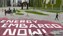 04.05.2022 Energy Embargo now steht mit Kreide geschrieben auf dem Boden am Bundeskanzlermt. Dort trafen sich zahlreiche Menschen und protestierten gegen den Krieg in der Ukraine und forderten auf Plakaten und in Sprechchören ein Energie-Embargo gegenüber Russland.