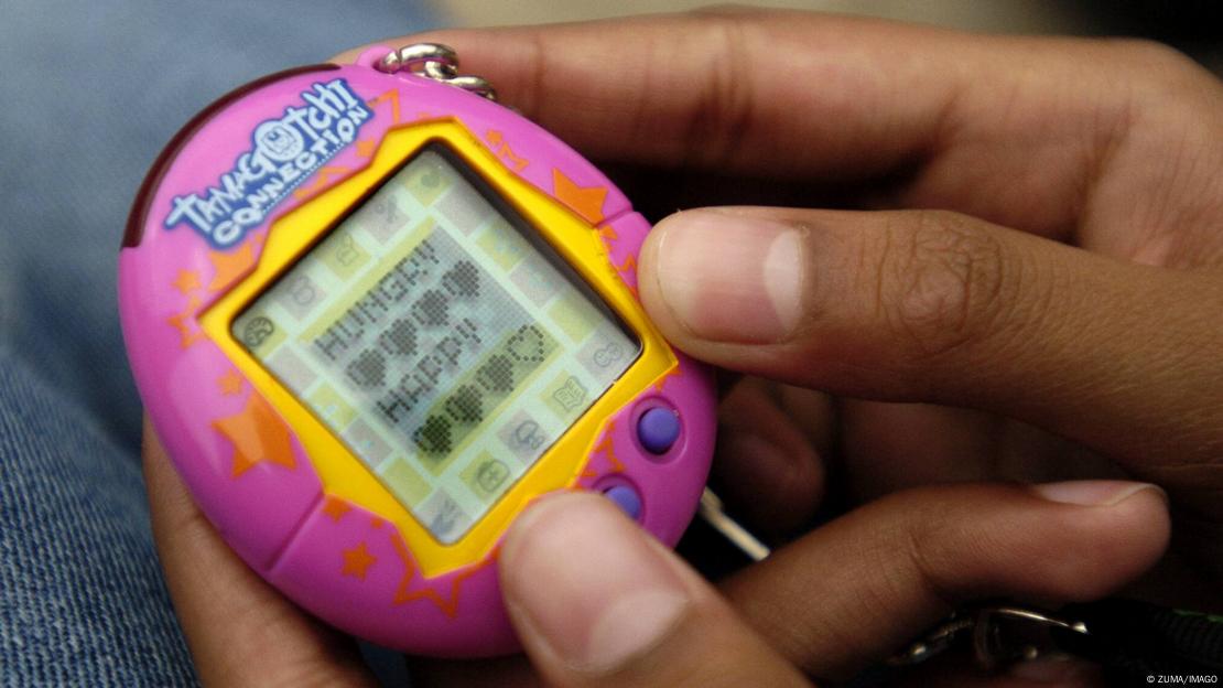Ответы на тамагочи золотое яблоко. 5. Tamagotchi 4u голубой. Бандай тамагочи классик. Бандай тамагочи классик.