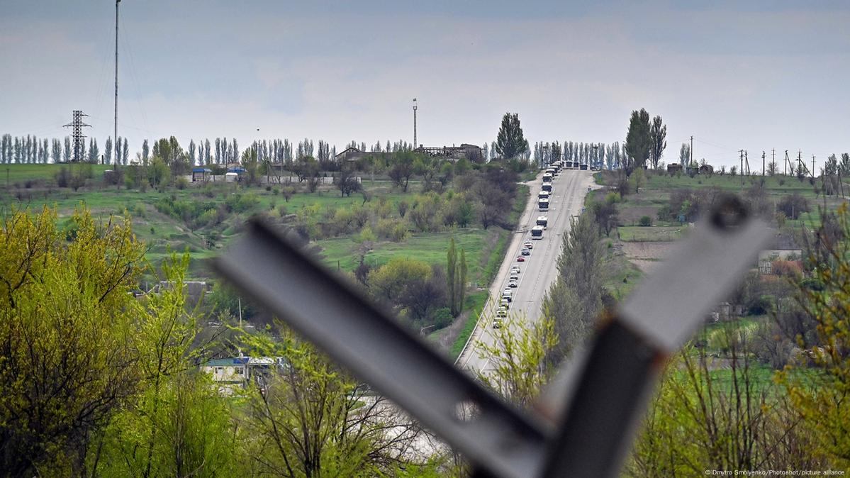 Langer Konvoi mit Menschen, die aus dem Stahlwerk Azovstal befreit wurden, auf dem Weg nach  Saporoschje, Ukraine, Dmytro Smolyenko / Avalon