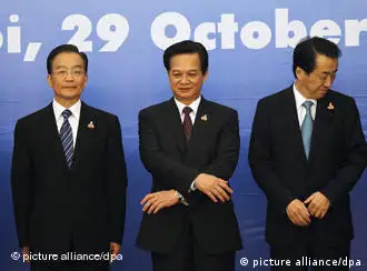 温家宝（左）、菅直人（右）、越南总理阮晋勇在东盟峰会上