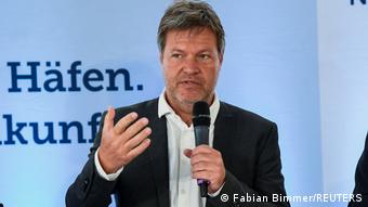 Міністр економіки ФРН Роберт Габек під час пресконференції у Вільгельмсгафені 5 травня 2022 року