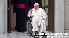 Italy, Rome, Vatican, 2022/05/05 Pope Francis arrives on wheelchair during the audience to the Participants to Plenary Assembly of the International Union of Superiors General in the Paul VI hall at the Vatican. Photograph by Alessia Giuliani / Catholic Press Photo. RESTRICTED TO EDITORIAL USE - NO MARKETING - NO ADVERTISING CAMPAIGNS