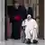 El papa Francisco en silla de ruedas en una de sus última apariciones públicas. 