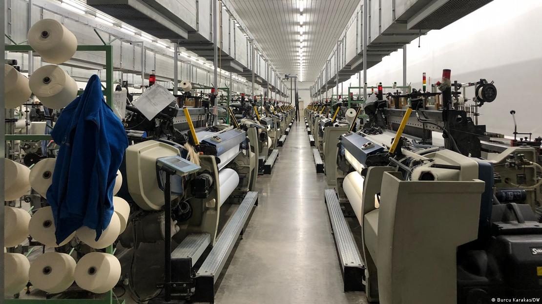 İstanbul'da bir tekstil üretim fabrikası. Karşılıklı olarak iki tarafta dokuma makineleri sıralanmış İstanbul'da bir tekstil üretim fabrikası. Karşılıklı olarak iki tarafta dokuma makineleri sıralanmış