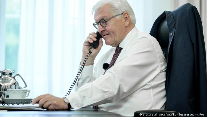 Deutschland Bundespräsident Frank-Walter Steinmeier am Telefon