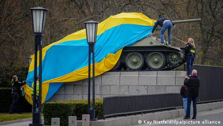 الشرطة تزيل العلم الأوكراني من فوق الدبابة السوفياتي في النصب التذكاري في برلين 